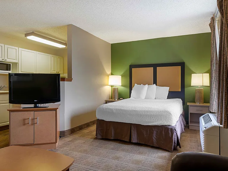 Deluxe Studio - 1 Queen Bed
