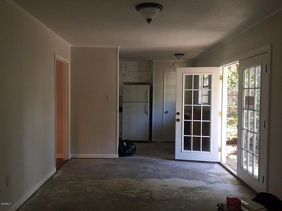 2nd image of 3925 Sandridge Dr