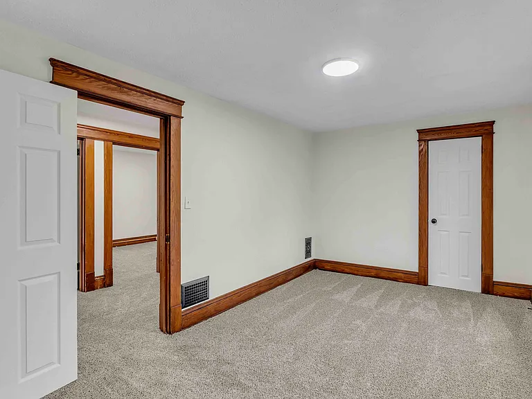 410 Bronson St — Photo 17