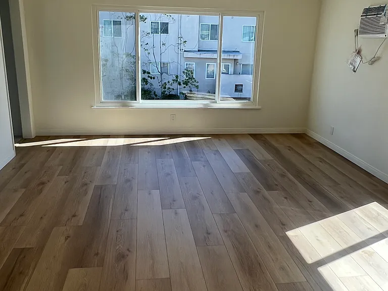 San Vicente Apartments — Photo 11