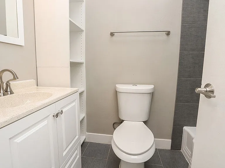 Clay Street Apartments — Photo 32