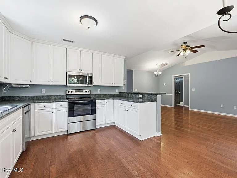 106 Lakeside Green Dr — Photo 10