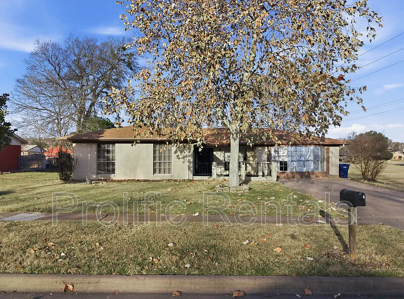 4 bed, 2.0 bath, 1854 sqft, $1,700 — Photo 2