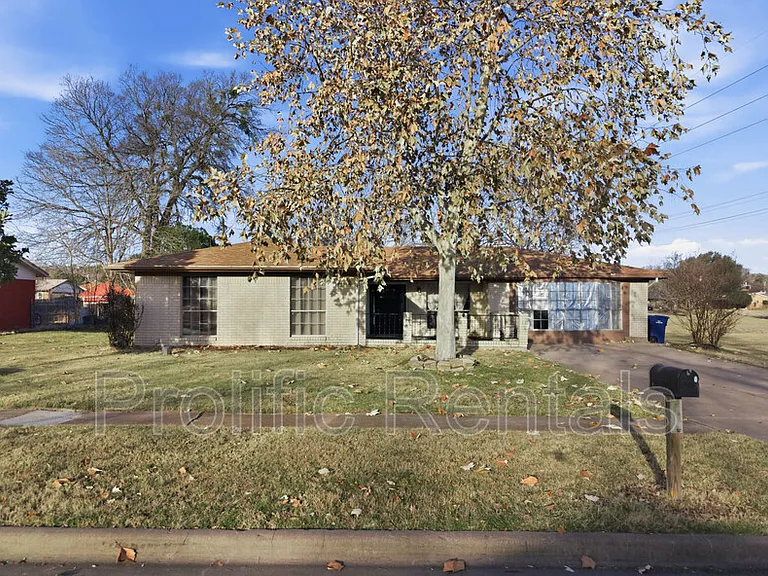 610 Creek St — Photo 2