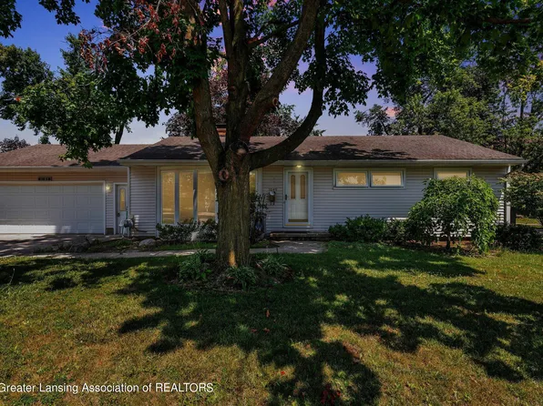 1049 W Colonial Park Dr, Grand Ledge, MI 48837