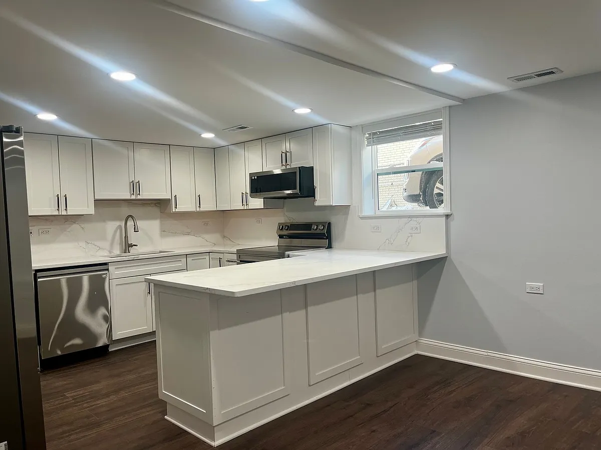 Building Photo - 6522 N Spaulding Ave #1