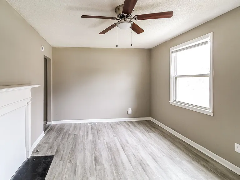 1617573_017_living_room_13575051.jpg