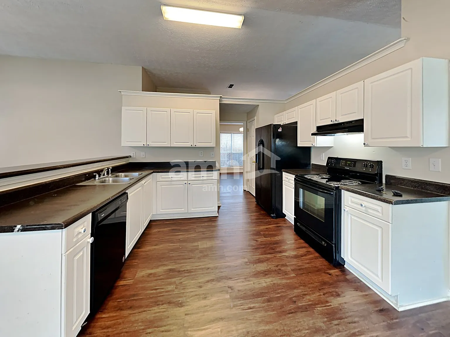 3 bed, 2.0 bath, 1908 sqft, $2,215 — Photo 3
