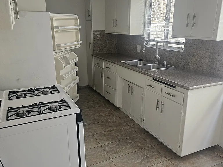 636 N Sweetzer Ave #4 — Photo 2