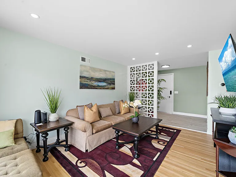 10422 Gilbert St — Photo 2