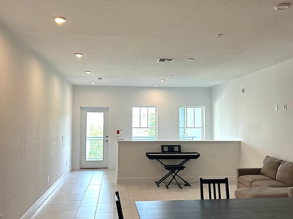 5th image of 13462 Stoddart Ave