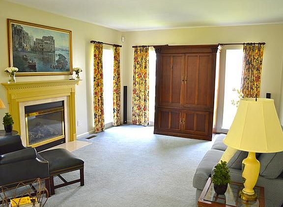 Farmily room wt/ gas fireplace