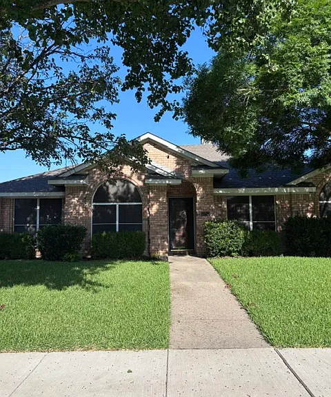 1300 Rosewood Ln — Photo 1
