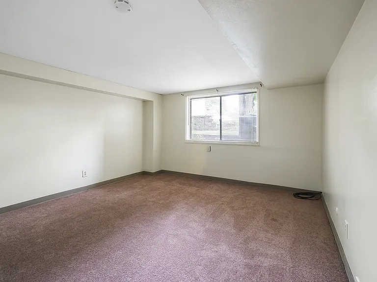 Greenwich Manor Apartments — Photo 21