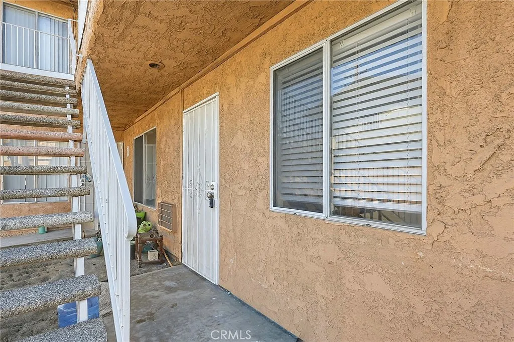 2 bed, 800 sqft, $2,100 — Photo 3