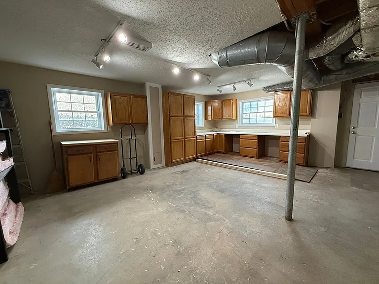 220 Brampton Rd — Photo 29