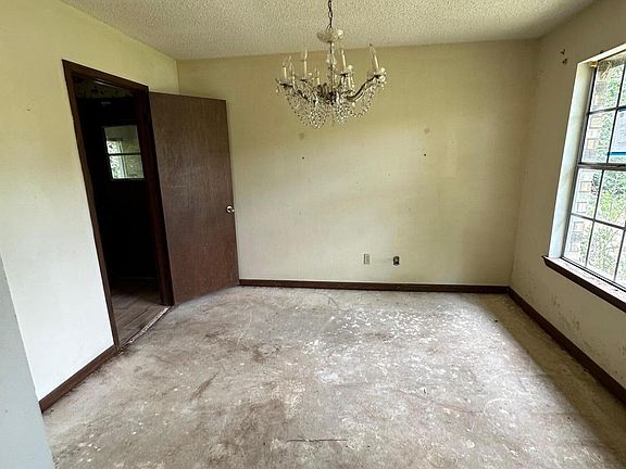 4th image of 4040 Sheridan Dr