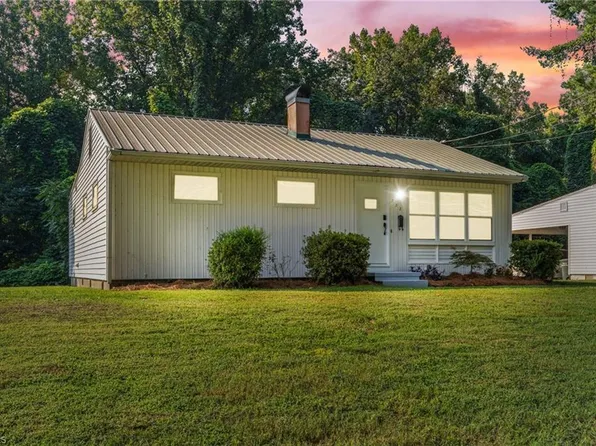 332 E Wilson St, Mount Airy, NC 27030