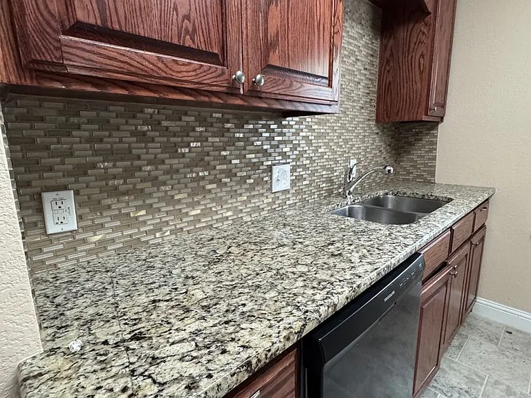 2729 Proctor Ave — Photo 5