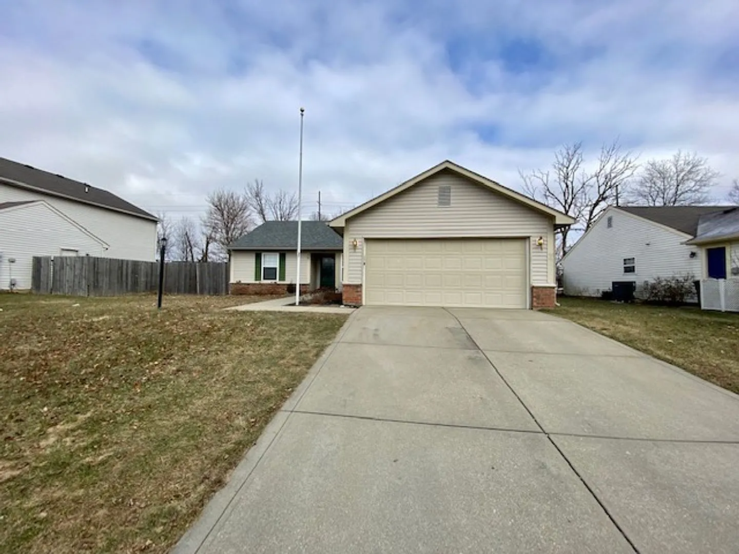 310 Lockerbie Ln photo 1