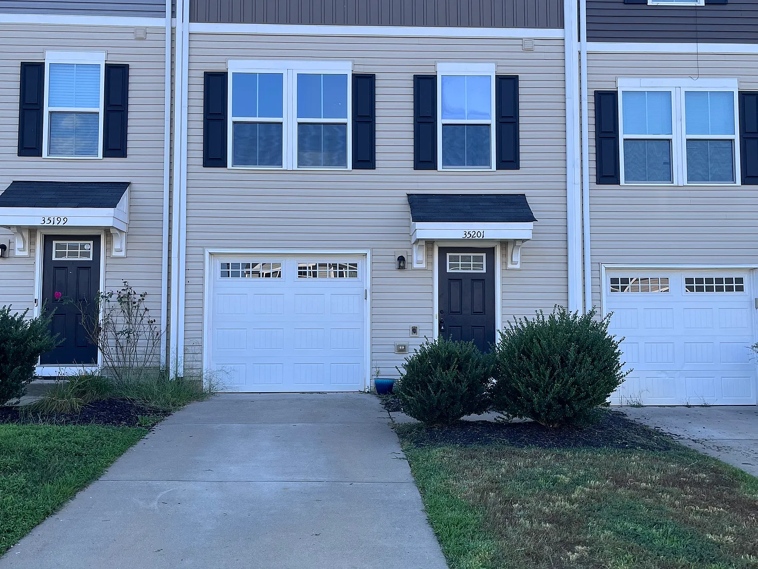 3 bed, 1220 sqft, $2,200 — Photo 1