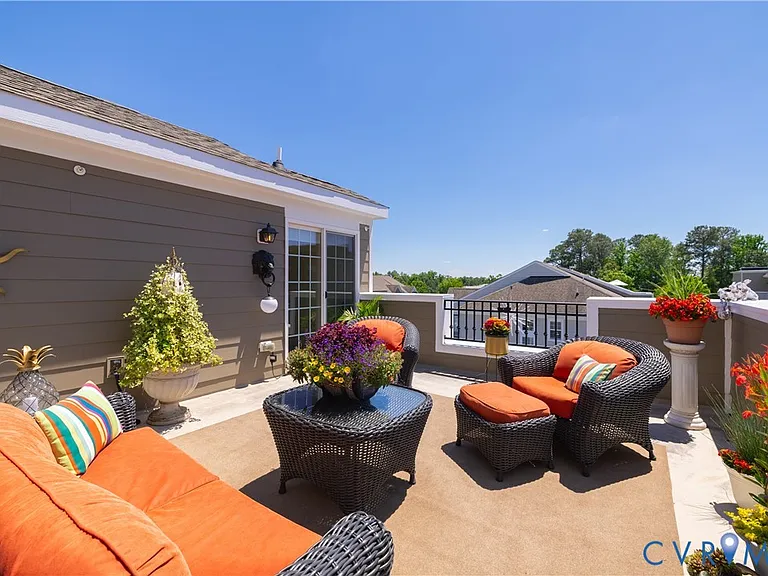 3921 Liesfeld Pl — Photo 2