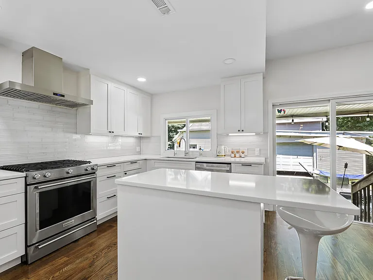 107 E Madison Ave — Photo 4