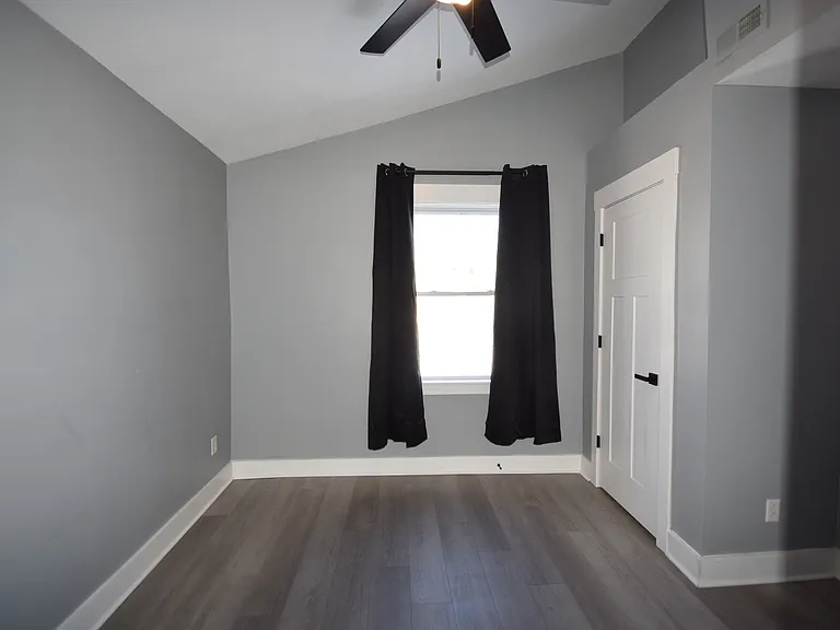 102 S Greenwood St #B — Photo 8