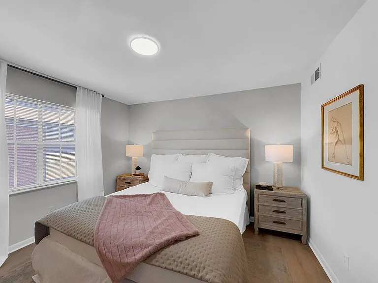Chateau Orleans Apartments — Photo 51