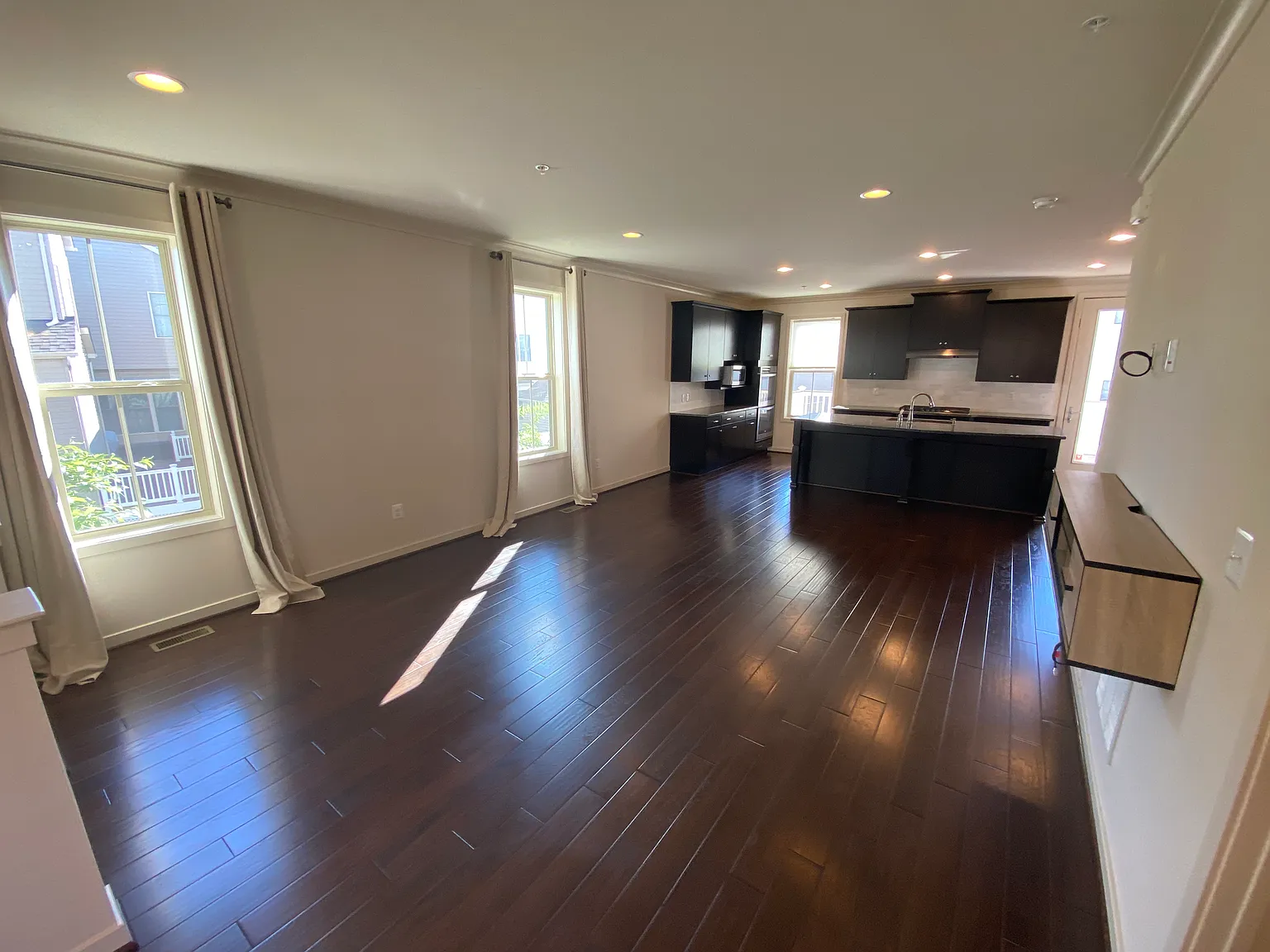 3 bed, 3.5 bath, 2838 sqft, $3,250 — Photo 3