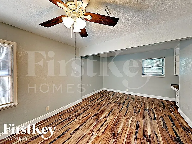 205 SW Moody St — Photo 12