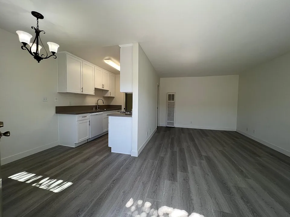 212 E Elmwood Ave #F
