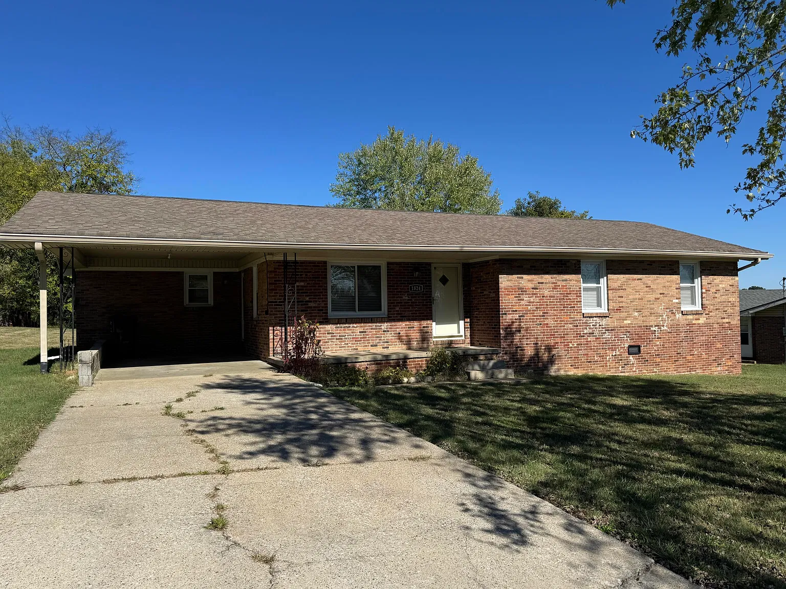 3 bed, 1.0 bath, 1290 sqft, $1,000 — Photo 2