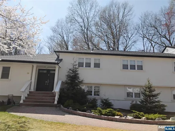 19 Coles Ct, River Edge, NJ 07661