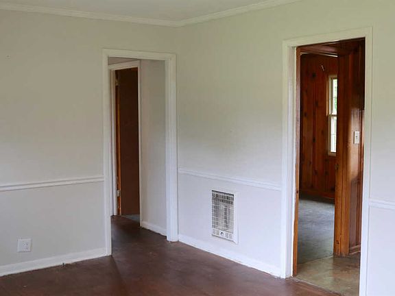 2nd image of 100 Fairdale Ln