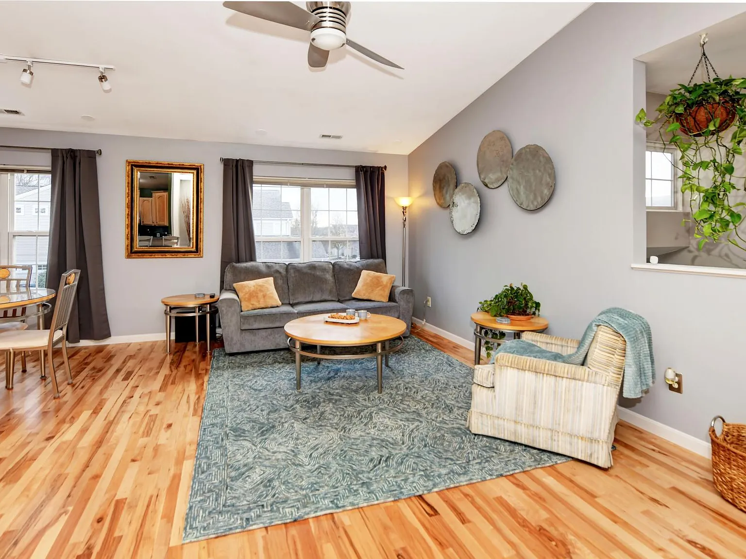 2 bed, 1049 sqft, $1,900 — Photo 4