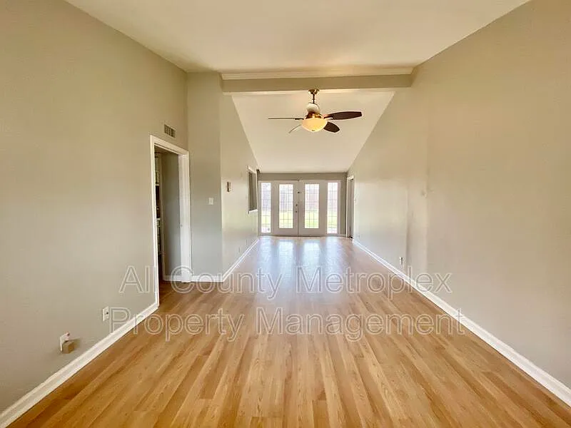 3 bed, 1.5 bath, 1257 sqft, $3,200 — Photo 4