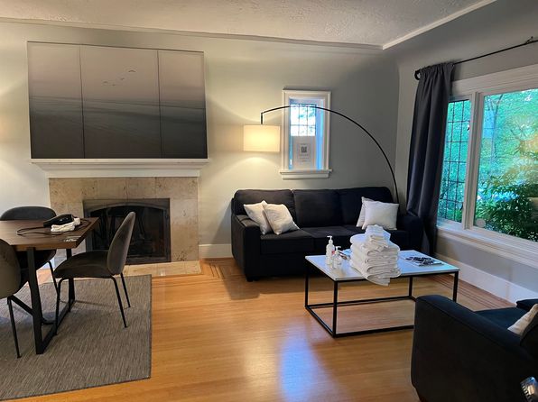 5 bedroom rental in Vancouver — photo 2