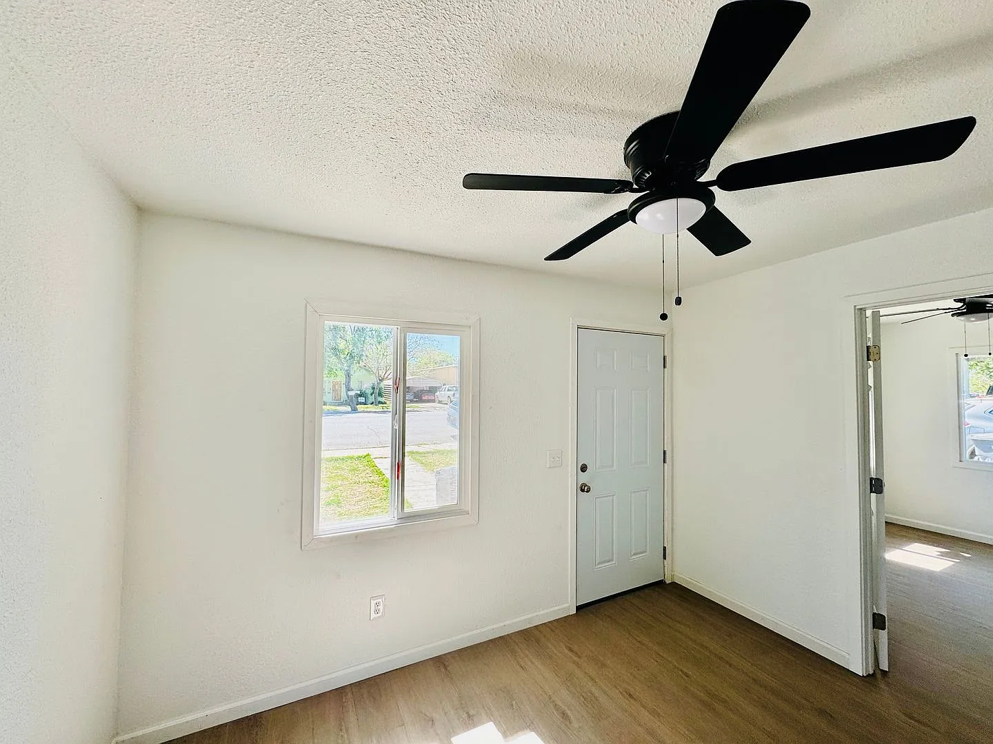 Reduced Newly Remodeled 1 Bedroom 1 Bath Home In Dos Palos — Photo 2