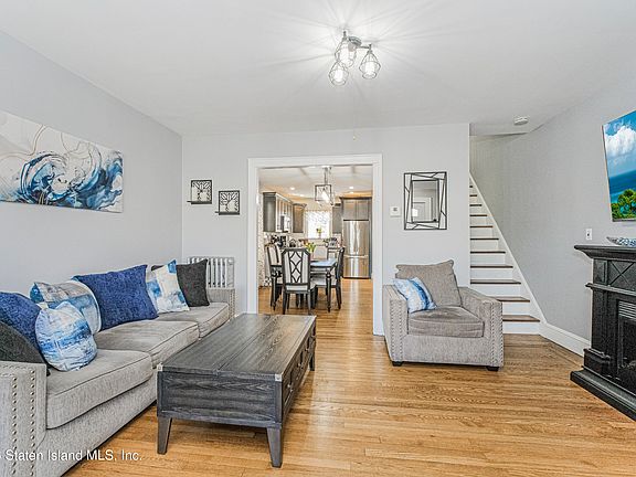 3rd image of 117 Woodbine Ave