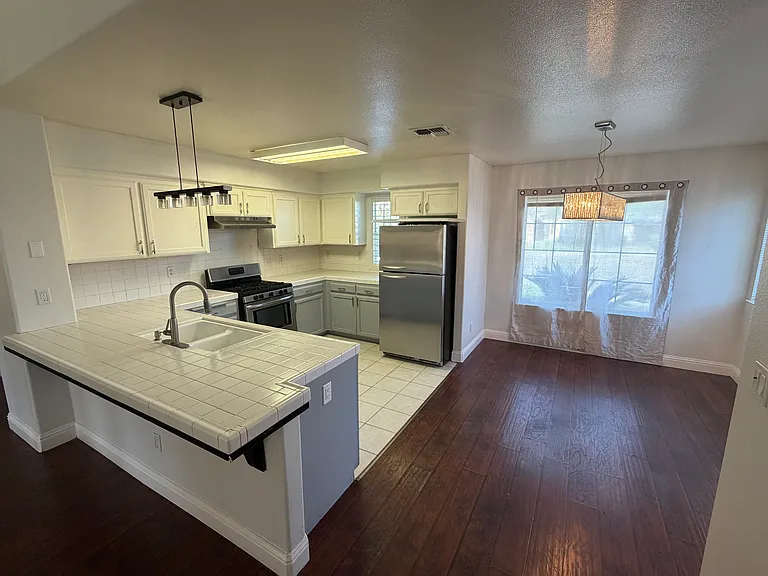 6295 N Babigian Ave — Photo 2