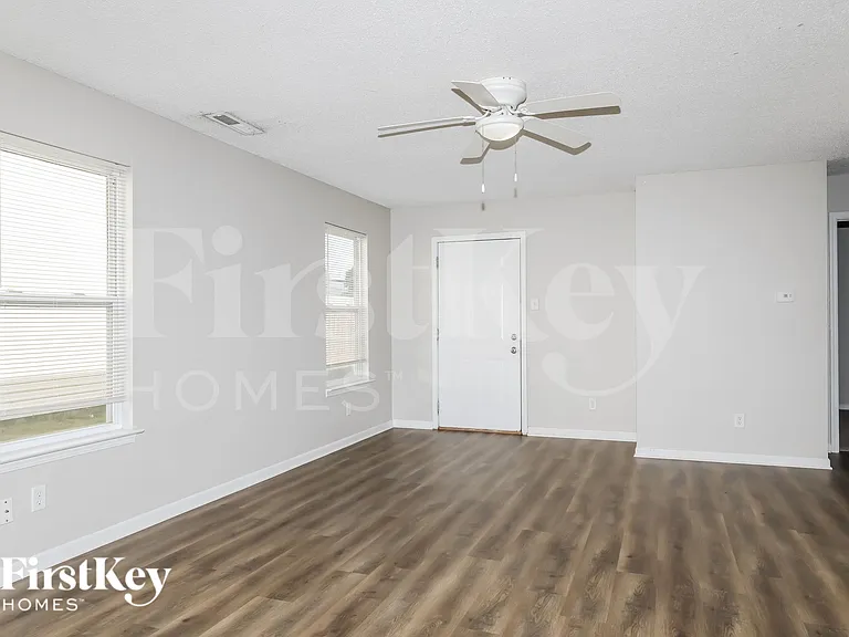10605 Glenayr Dr — Photo 3