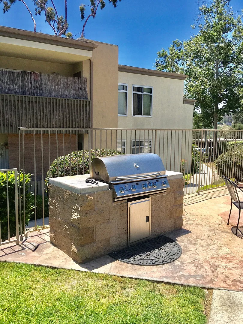 Charming & Freshly Updated 1 BR / 1 BA Condo in Gated Arbor Hills — Photo 3