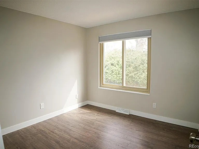E 12th Ave — Photo 15