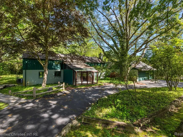 26710 Carol Ave, Franklin, MI 48025