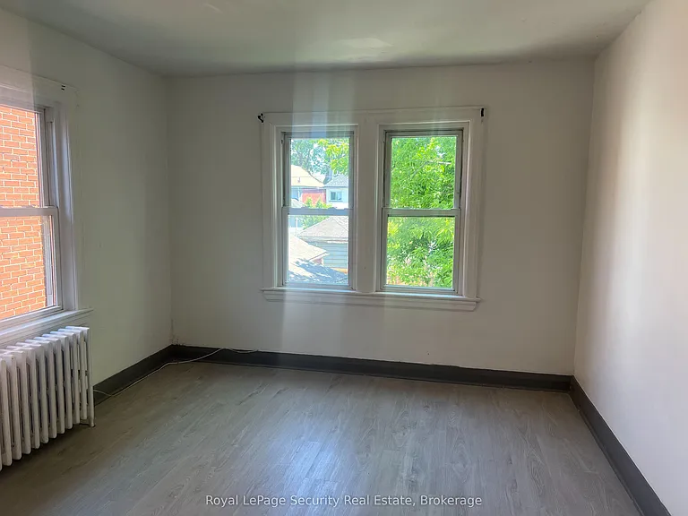 691 Barton St E — Photo 7