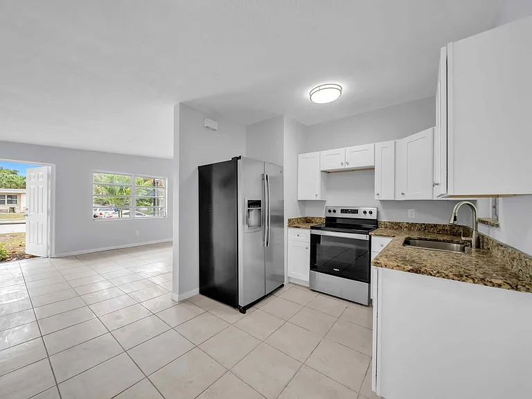 1527 Gardenia Ave — Photo 6