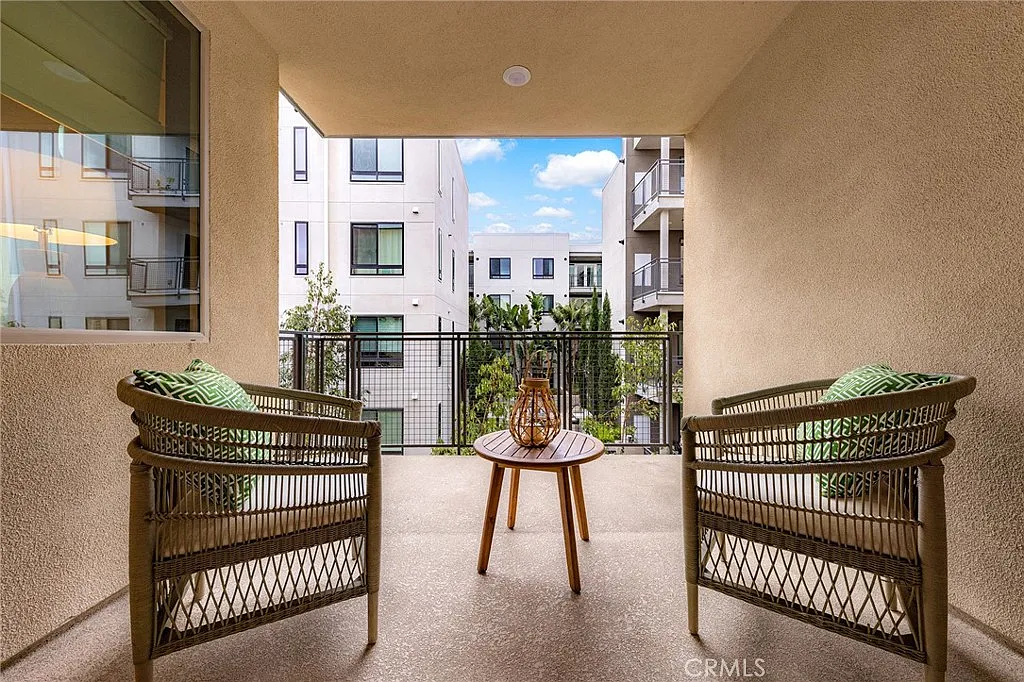 3 bed, 2.5 bath, 1760 sqft, $5,100 — Photo 3