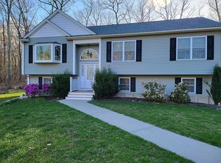 102 Bramble Bush Rd, Coventry, RI 02816