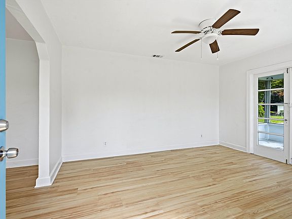 3rd image of 830 Nelson St